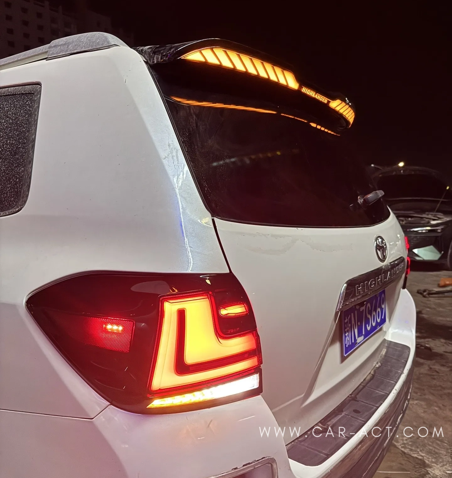 Toyota Highlander roof spoiler with LED brake light