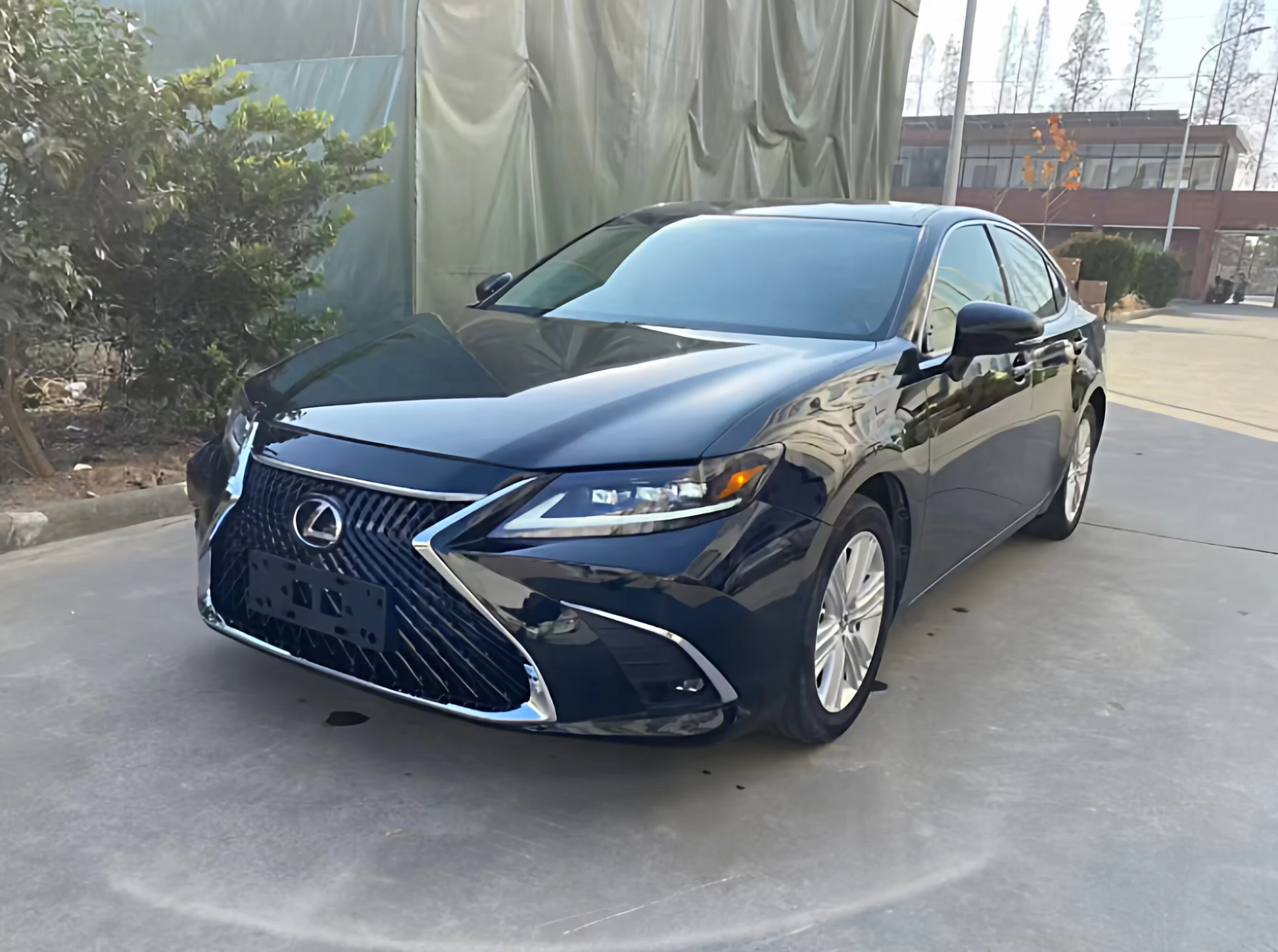 2013–2015 Lexus ES fitted with triple-beam Matrix LED projector headlights